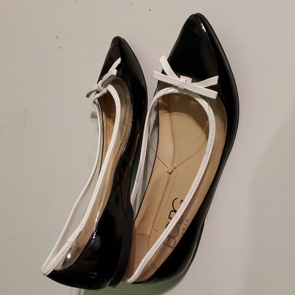 NEW BCBG Paris women's 6 black and white pointy toe flats with bow - Picture 2 of 7